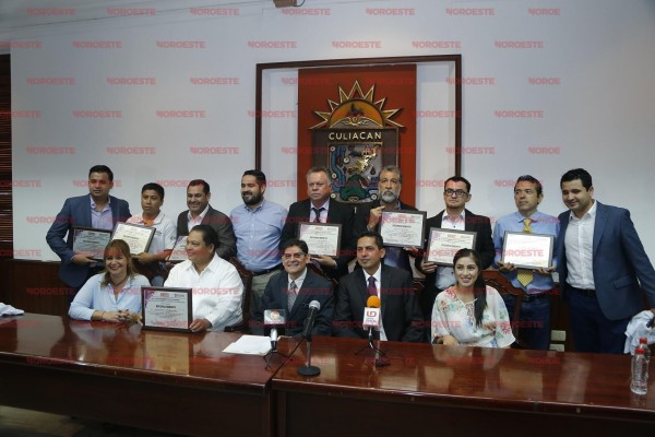 Los ganadores reciben sus reconocimientos.