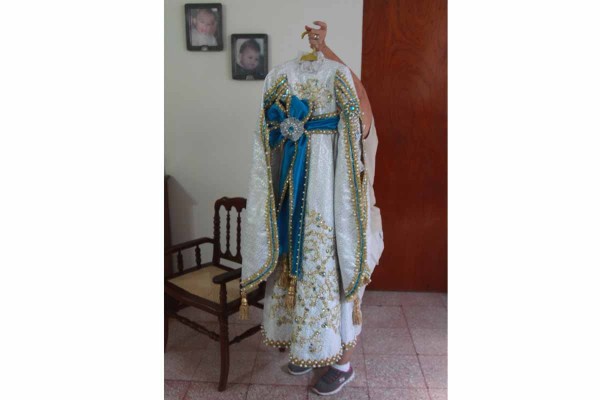 El vestido de la virgen lleva un cinto color azul bordado.