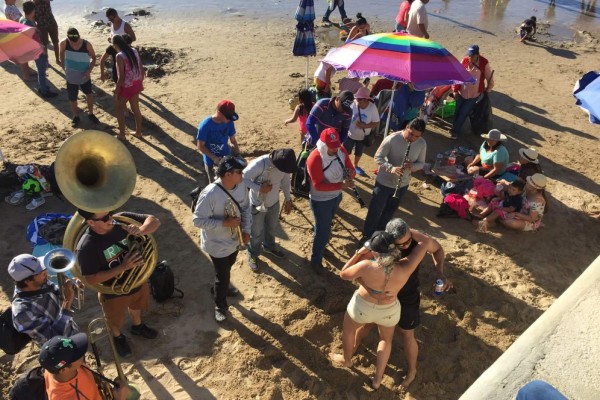 Disfrutan turistas la banda y playas de Mazatlán