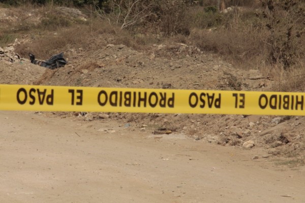 Hallan un cadáver envuelto en hule negro al norte de Mazatlán