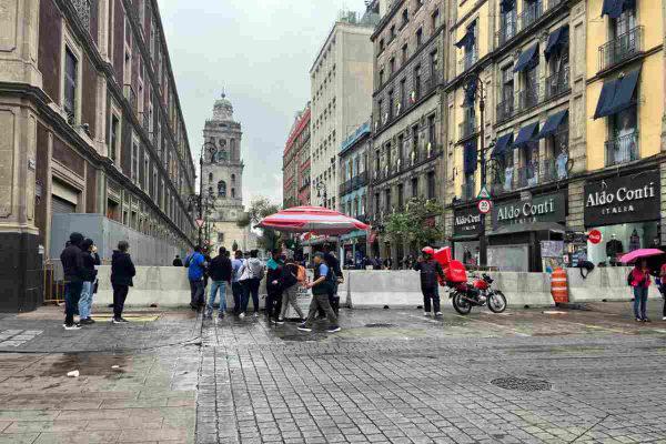 $!Barreras de concreto colocadas en las inmediaciones del Zócalo capitalino.