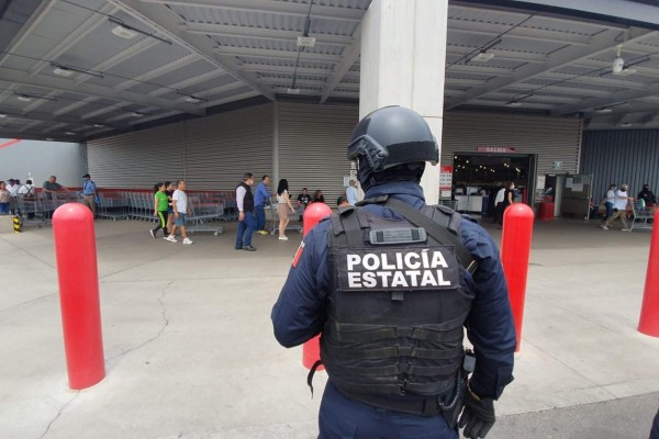 En Culiacán, agentes de la PEP acuden a tienda de autoservicio por aglomeración de personas