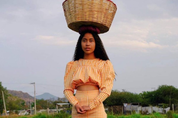 La joven ha logrado forjare un camino en las pasarelas. Foto: Instagram vía @karenespinosavega