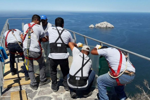 Colocan cristales en el mirador nuevo en el Faro de Mazatlán