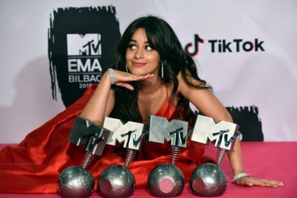 Camila Cabello se llevó cuatro de los seis premios a los que estaba nominada, como los de mejor artista, canción y vídeo