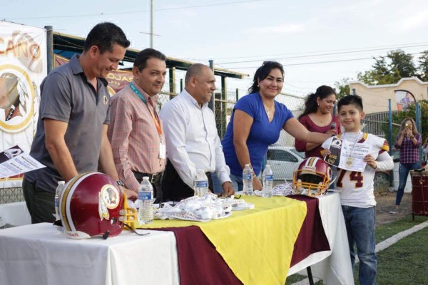 Los jugadores reciben sus reconocimientos y medallas.