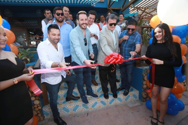 Música y mariscos frente al mar en El Muchacho Alegre