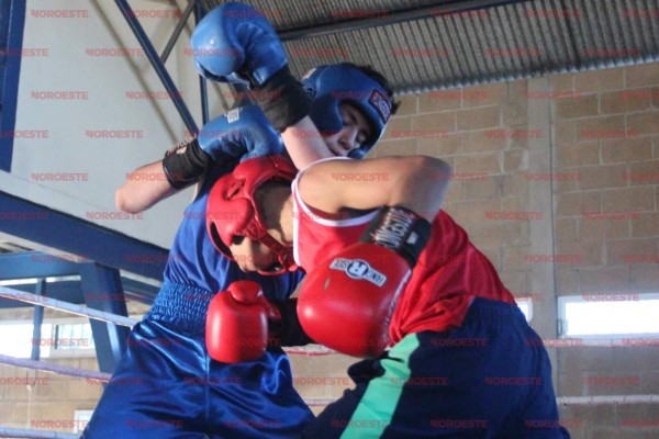 Intercambian seleccionados mazatlecos golpes de cara a la Olimpiada Estatal de Boxeo 2018