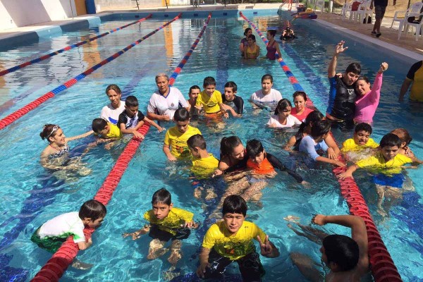 Los padres de familia apoyan a sus hijos con diversas actividades.