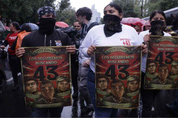 $!‘¡Ayotzinapa vive, la lucha sigue!’: marchan por los 10 años de la desaparición de los 43 normalistas