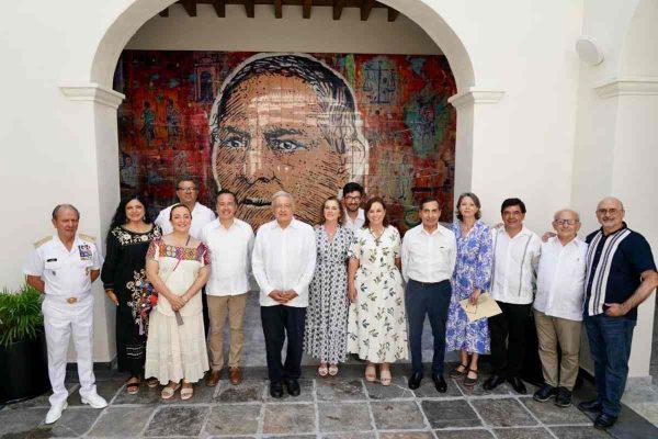 $!Arrojan a AMLO botella de agua en su última visita a Veracruz; le gritan ‘dictador’