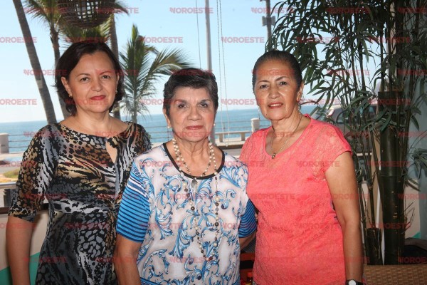 Ana Peraza, Laura Delia Quiroz y Martha Emma Gómez festejan juntas sus cumpleaños