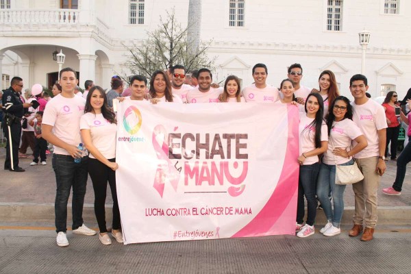 Integrantes de Entre Jóvenes Culiacán AC acudieron a la marcha.