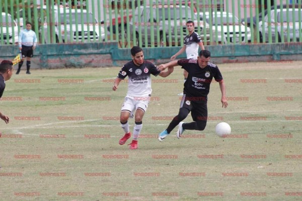 La pelea en la media cancha.