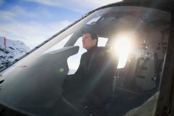 Sin doble, Tom Cruise pilota helicóptero en las alturas