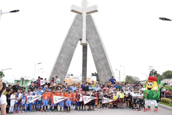 Los asistentes partieron del Monumento a La Cruz.