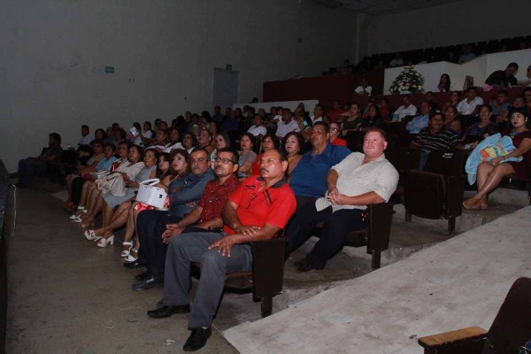 En el teatro de la Casa de la Cultura se reconoció a los docentes.