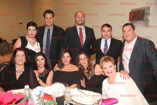 Ana Rodríguez, Abelardo Cantú, Eduardo Calderón, Guadalupe Yepiz y Pablo Rodríguez. Sentados, Conce Gómez, Pita Cantú, Giovanna Calderón, Rosy Zosayacorrea y Norma Osuna.