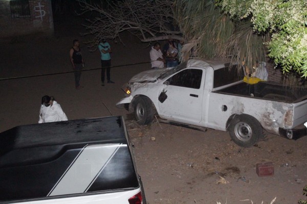 Hombre muere tras chocar su camioneta contra un árbol en Culiacán