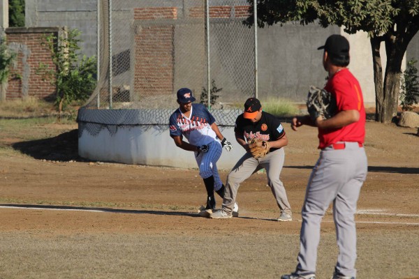 Frutería Emma lleva ventaja en la final del beisbol Pulmonías