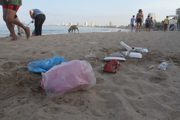 Claman a visitantes mantener playas limpias en Mazatlán