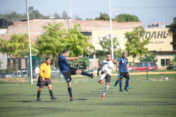 Sonido Zeuss-Servigrúas logra sonora victoria en la Superveteranos de futbol