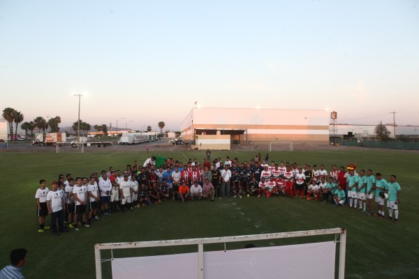 Los equipos participantes y personalidades se toman la foto del recuerdo.