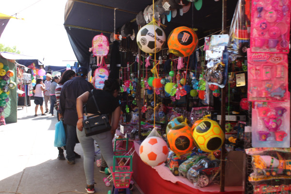 Ayer las calles de Elota tuvieron mucha afluencia de gente para realizar las compras de último momento.