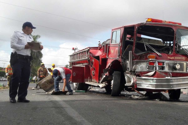 Se pasa autobús un semáforo y choca contra los bomberos