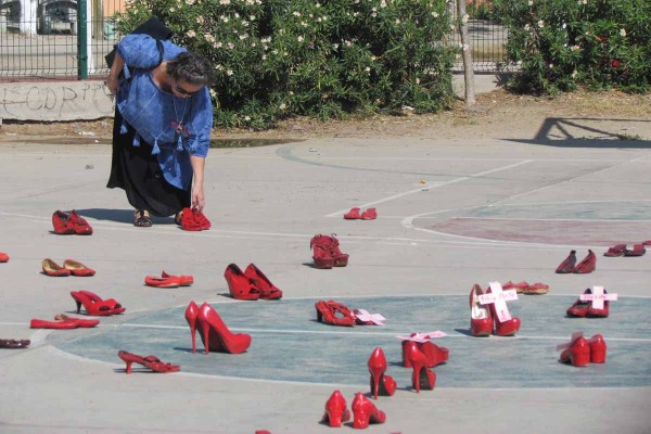 Protestan con Zapatos rojos en Mazatlán por feminicidios