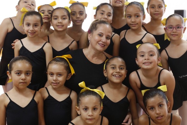 Karemia del Rey, con sus alumnas del Isic.