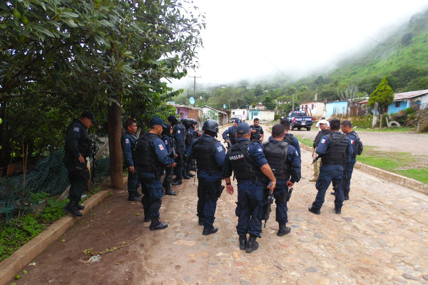 Retornan, con temor, familias desplazadas de la sierra de Concordia