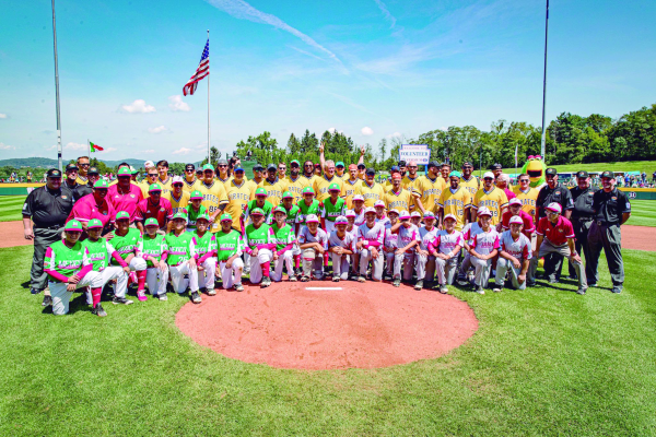 Previo al duelo entre México y Japón, los peloteros de ambos países se tomaron la foto del recuerdo con los miembros de los Piratas de Pittsburgh. (Fotos: Twitter @LittleLeague)