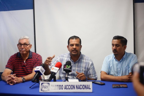 Piden a El Químico ir a comunidades de Mazatlán donde hay problemas, y no solo viajar a otros estados
