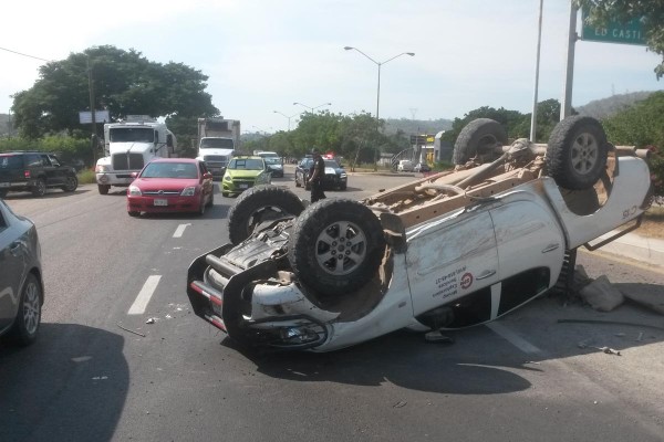 "Chocan Dos Camionetas Y Una Queda Volcada En La México 15"