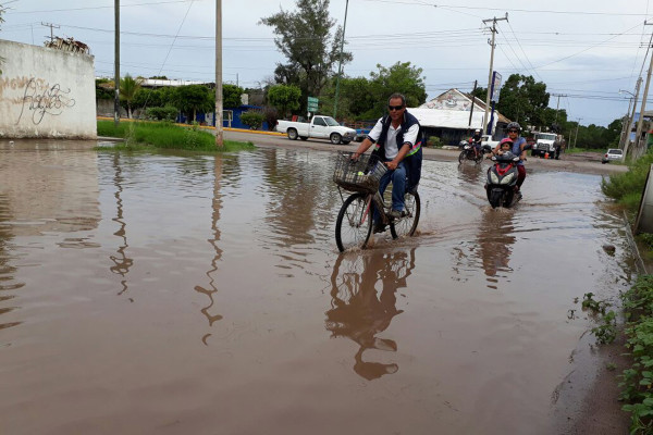 Las vialidades que están en rehabilitación se encontraron inundadas.