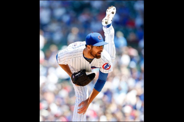 Cole Hamels admitió tres hits en ocho entradas. (Foto: @cubs)