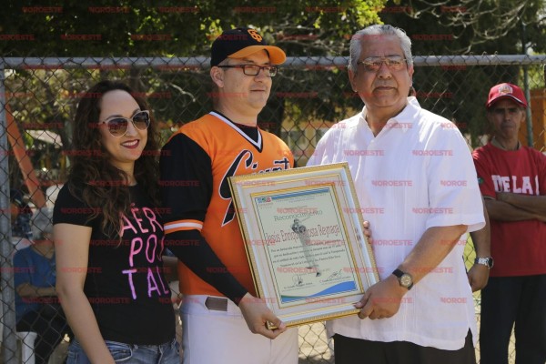 Jesús Enrique Acosta recibe su reconocimiento al lado de su esposa.