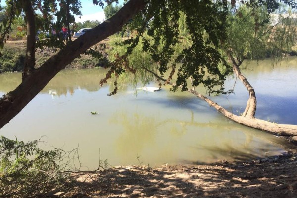 Se cae camioneta a canal del campo El Diez; hay dos heridos