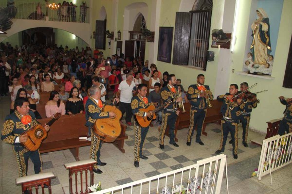 El Mariachi Continental de Mazatlán le canta las mañanitas a la Virgen.