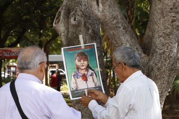 Exigen con carteles justicia para Dayana