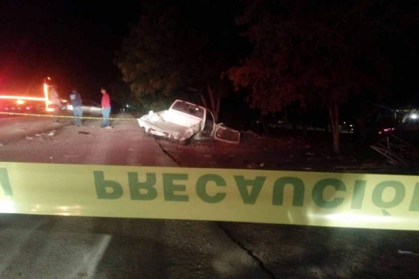 Tras el impacto la camioneta fue proyectada a varios metros de distancia.