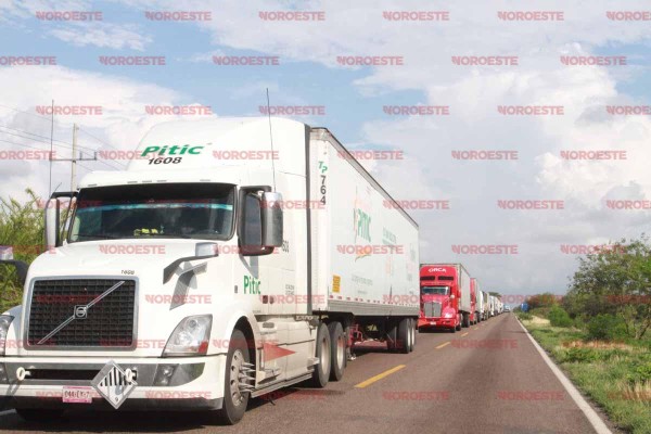 Toman carretera federal como ‘pista de carreras’