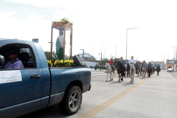 Con la imagen de San Judas Tadeo al frente, los integrantes de la Asociación de Charros de Mazatlán realizaron la cabalgata.