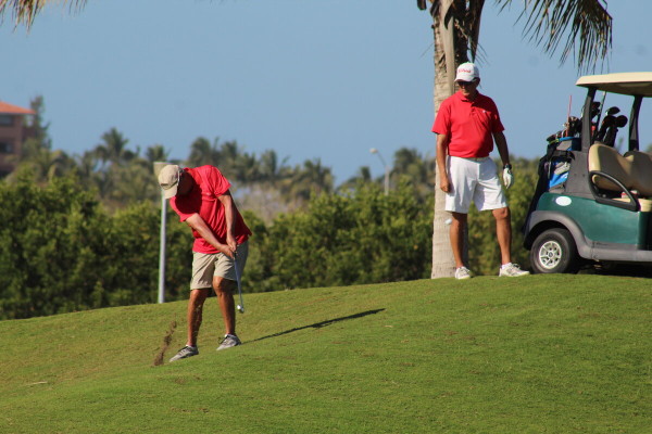 En el torneo participan 36 golfistas foráneos residentes en el puerto.