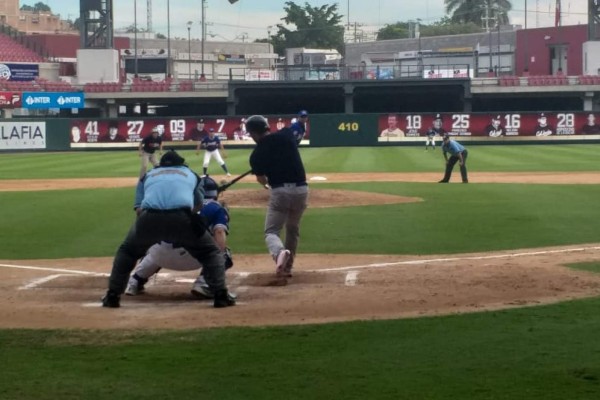 El ligamayorista Roberto Osuna juega amistoso en Estadio Tomateros