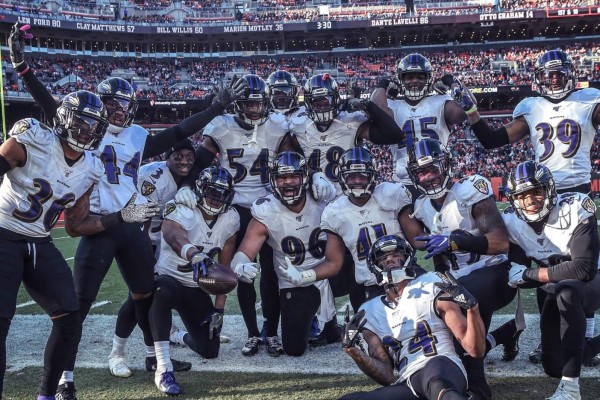 Los Ravens celebran su gallardete. (Foto: Twitter @Ravens)