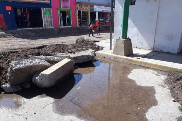 La fuga de agua potable aseguran que tiene meses.