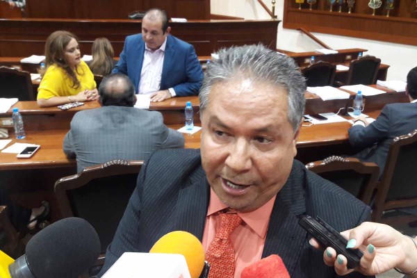 Ex líder sindical gana 200 mil pesos al mes