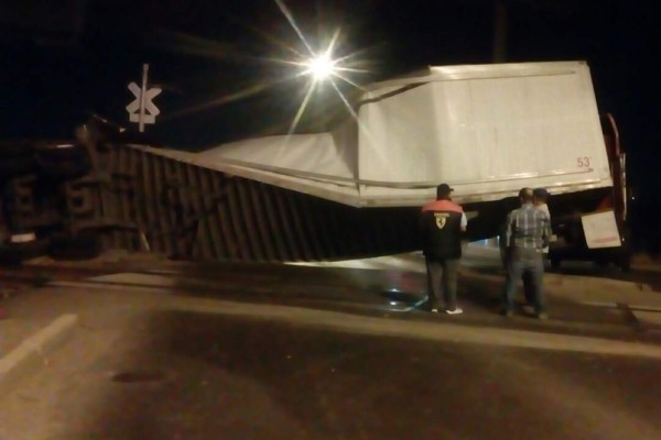 Arrolla tren a un tráiler en Villas del Río, en Culiacán